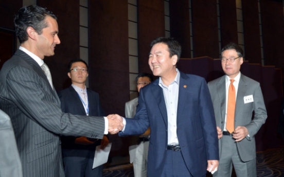 [Photo News] Meeting with heads of foreign financial firms