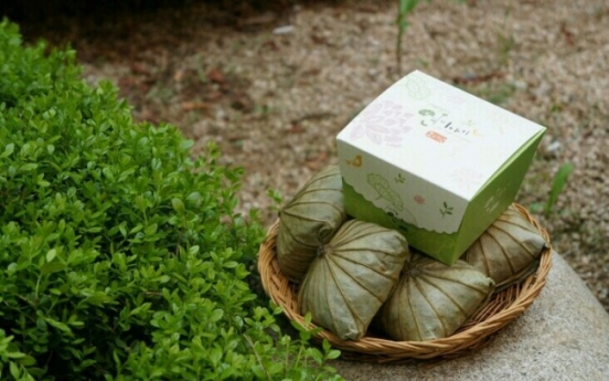 Lunch box with lotus leaves at Busan Station