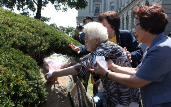 Former comfort woman visits memorial in Bergen County, N.J.