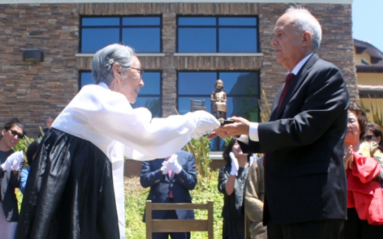 Comfort woman attends monument unveiling in U.S.