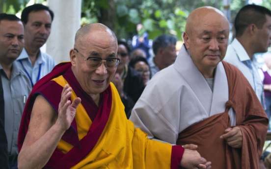 250 Korean Buddhists meet Dalai Lama in India