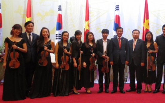 Kumho Asiana scholarship recipients hold concert at state dinner in Hanoi