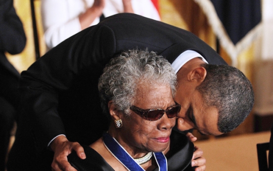 Maya Angelou to receive honorary book award