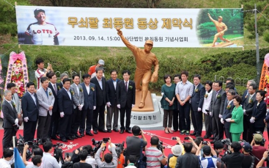 Busan unveils Choi Dong-won statue