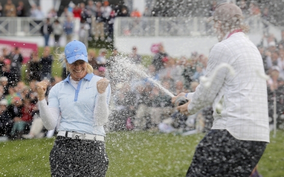 Suzann Pettersen captures Evian