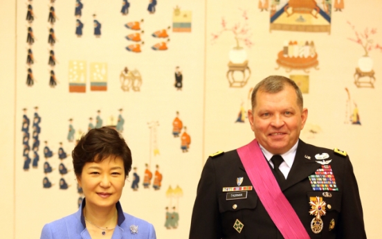 Outgoing USFK commander receives top military award