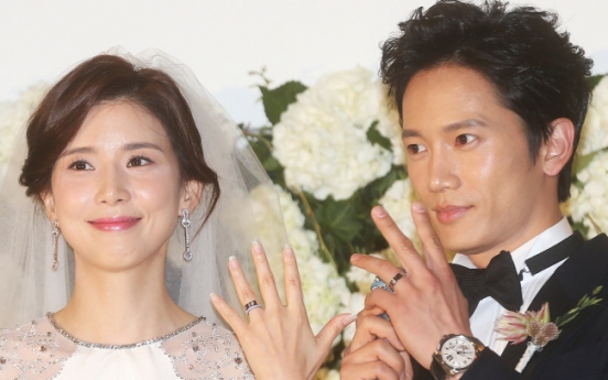 Lee Bo-young, Ji Sung take wedding vows in Seoul