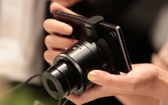 Smartphone cameras put pressure on Canon, Nikon