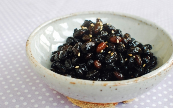 Kongjang (soy braised soybeans)