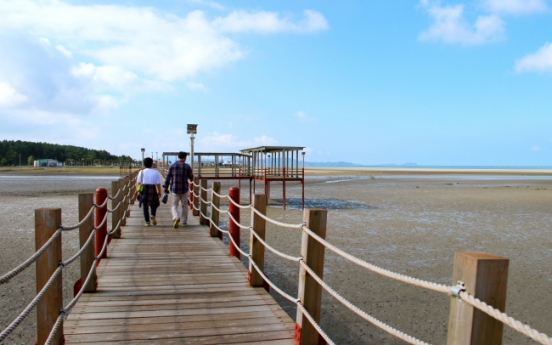 Through salt and mud, Cittaslow Jeungdo boasts beauty