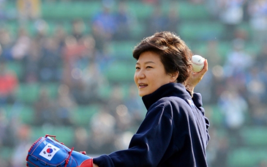 [Photo News] Park plays ball