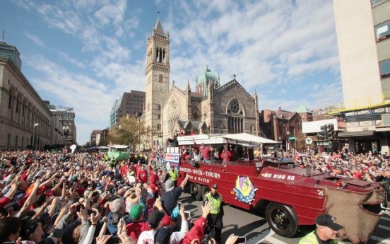 Red Sox celebrate with ‘rolling rally’