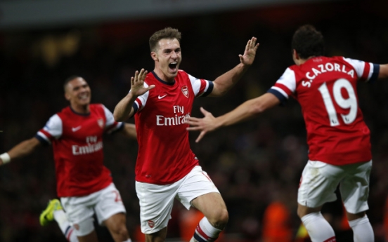 Arsenal beat Liverpool to go five clear, United and City stroll