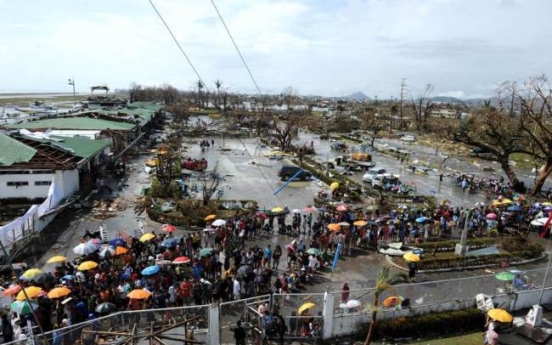 Survivors desperate for aid in typhoon-ravaged Philippines