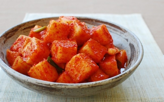 Kkakdugi (cubed radish kimchi)