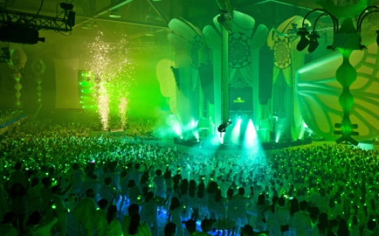 All in white: Sensation lures 12,000 clubbers