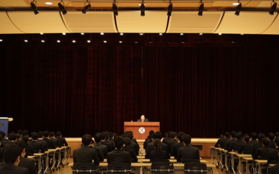 Shinhan chief tells recruits to seek financial insight