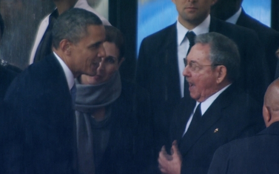 Obama shakes hands with Cuba's Raul Castro