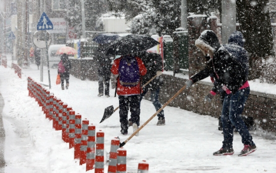 Heavy snow hits Seoul, central regions