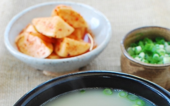 Seolleongtang (beef bone soup)