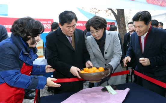 Park donates porcelain to Saenuri bazaar