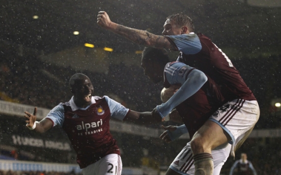 United, West Ham advance in cup