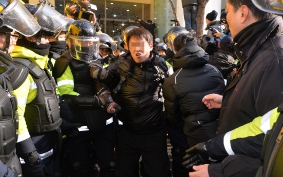 민주노총, 경찰 유리창 깨고 ‘최루탄’ 진입에 극렬 저항