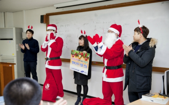 [Photo News] Spreading the holiday spirit