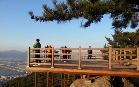 Barrier-free mountain trail dedicated in Busan