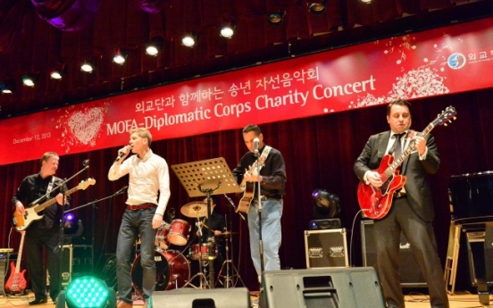 Korean and foreign envoys perform charity concert