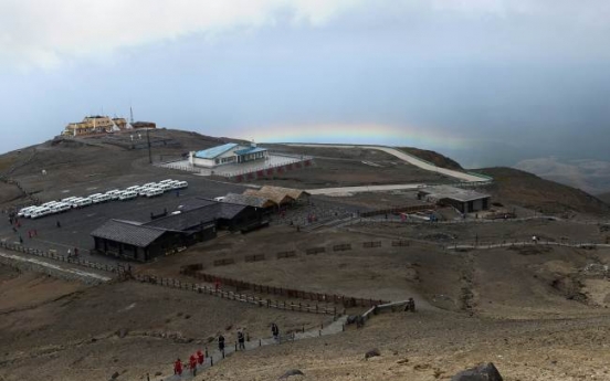 South Koreans trek to China to see their sacred mountain