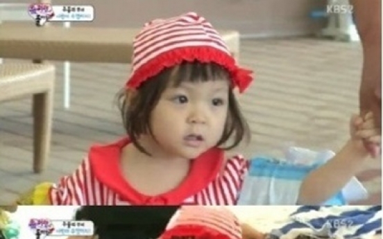 [Photo News] Little Choo goes swimming with her father