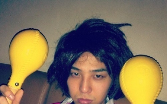 G-dragon in mop-headed wig