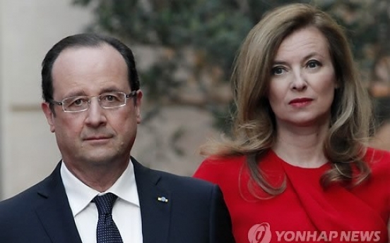 French President Hollande splits with partner after scandal