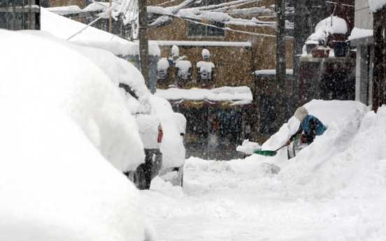 Heavy snow hits eastern Korea