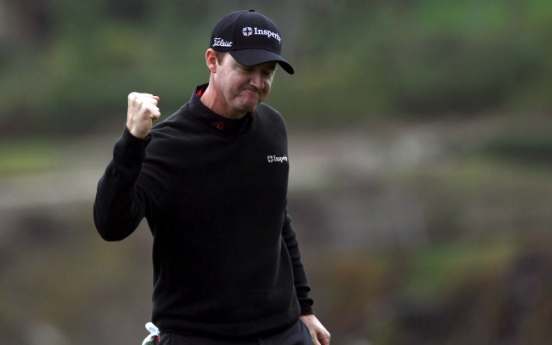 Walker hangs on to win at Pebble