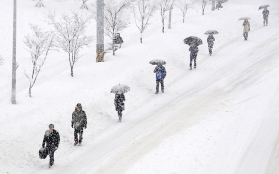 Heavy snow disrupts traffic, schools