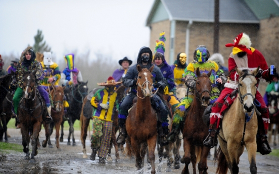 Cold, gray day doesn’t stop Mardi Gras revelers