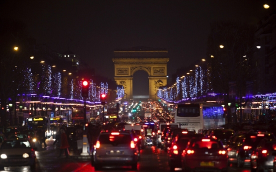 Pollution forces cars off road in Paris