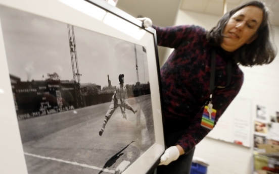 Pittsburgh exhibit features Negro League pictures