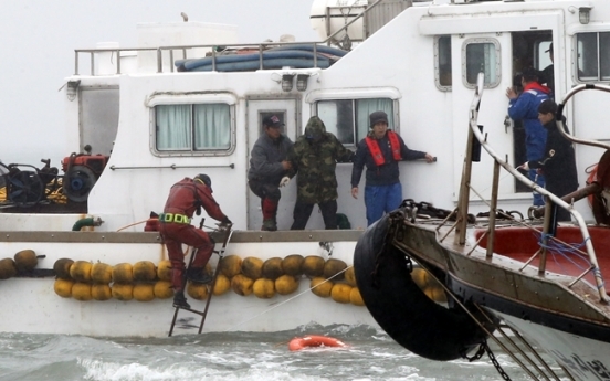 [Ferry Disaster] 3 divers swept by waves rescued: report