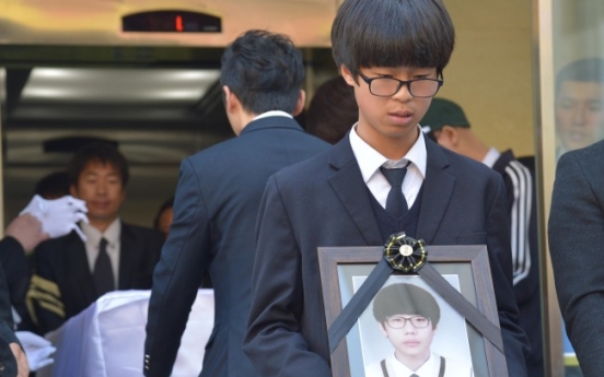 [Ferry Disaster] Families bid tearful farewells to loved ones