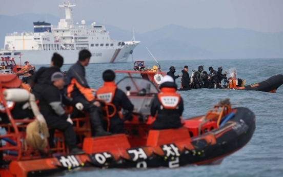 [Ferry Disaster] Divers enter Sewol, death toll rises to 87