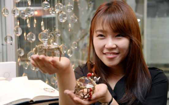 Magnifying glasses become necklaces, handkerchiefs