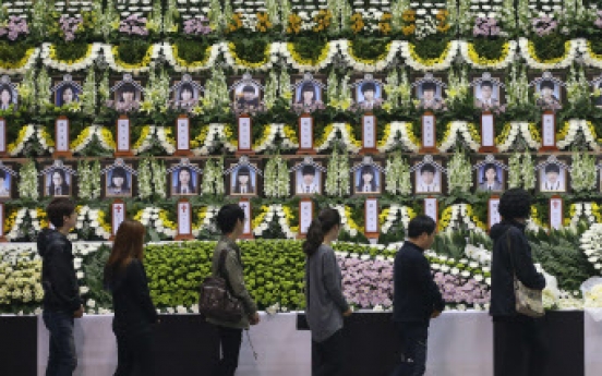 [Ferry Disaster] Crowd mourns ferry victims