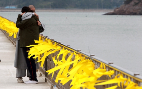 [Ferry Disaster] Bad weather delays rescue operation as hopes fade in ferry disaster