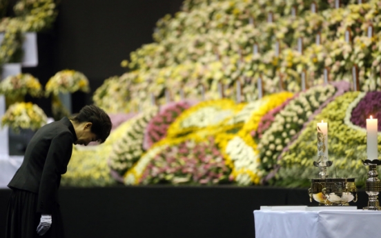 Park visits mourning altar, pays respect to ferry victims