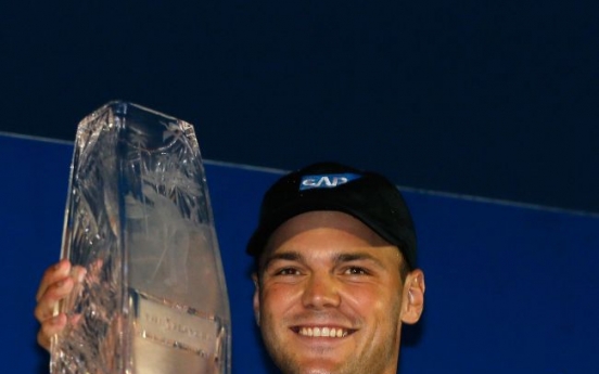 Kaymer holds on to win Players