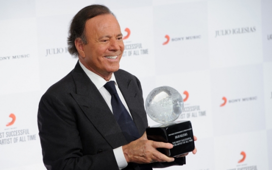 Julio Iglesias is a fan of Eurovision queen Conchita