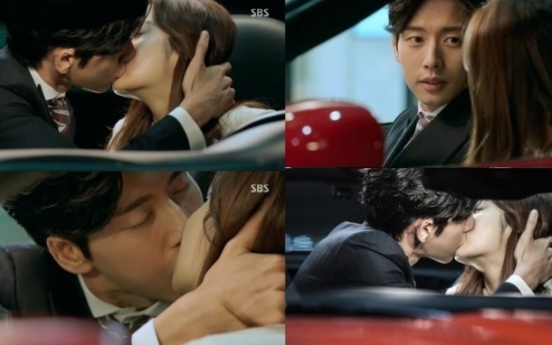 Actor Park Hae-jin gives Kang So-ra a ‘kiss of fire’